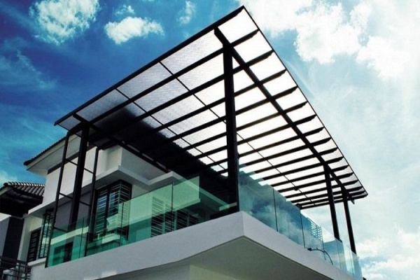 Mái nhựa hay tấm lợp nhựa vừa đảm bảo tính thẩm mỹ, vừa nhẹ và dẻo bền. Tuy nhiên mái nhà kiểu này phù hợp để tạo phần trang trí hơn.