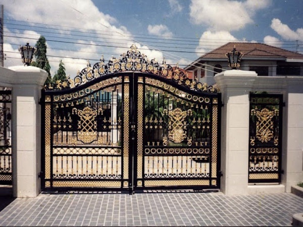 Nên chọn mua phụ kiện cổng sắt tại Đà Lạt phù hợp với kiến trúc cổng và ngôi nhà