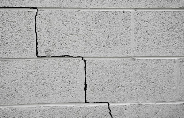 Gạch bị nứt vì phản ứng hóa học