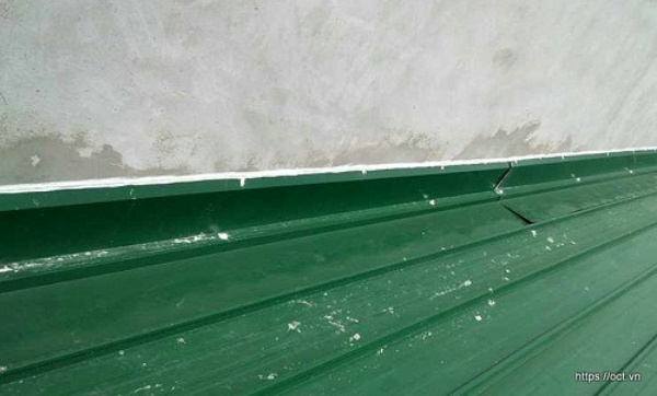 Dùng keo dán chống thấm mái tôn giáp tường