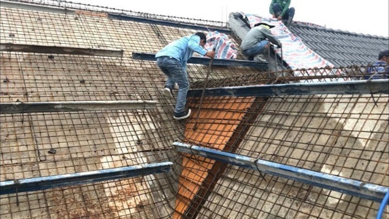 Bố trí thép sàn mái dốc