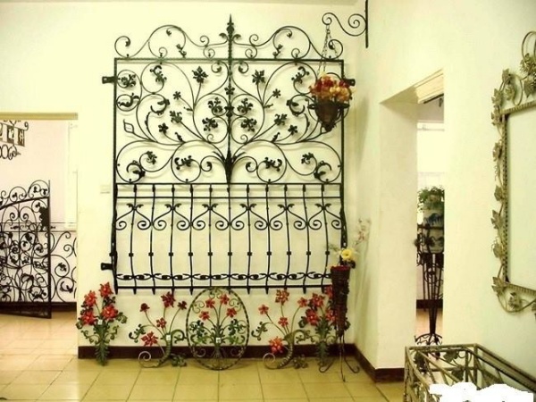 Cần lau chùi đồ sắt mỹ thuật thường xuyên