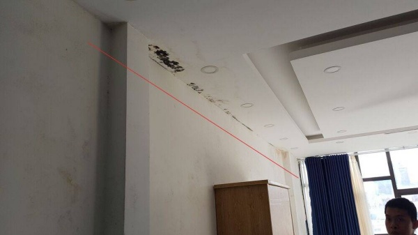 Nếu không được xử lý kịp thời, ngấm nước mưa có thể gây mốc tường, chập điện