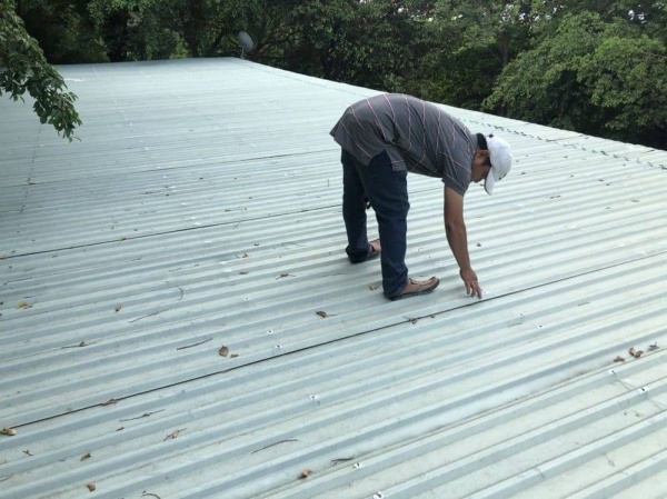 Trần nhà ẩm mốc lâu ngày có thể dẫn tới tình trạng sập trần cực kỳ nguy hiểm