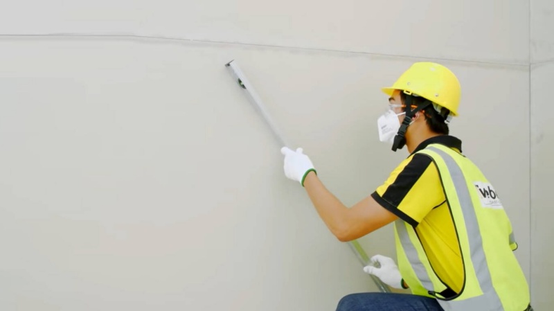 Kiểm tra bề mặt là bước quan trọng cần được chú ý trước khi tiến hành ốp dán nền gạch.