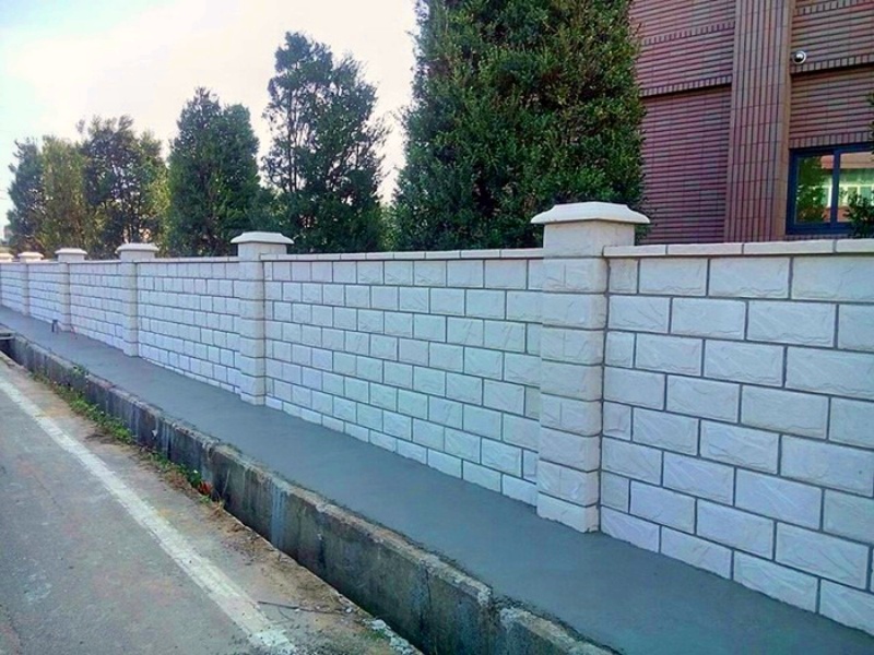 Cổng rào bê tông và gạch xây kiên cố